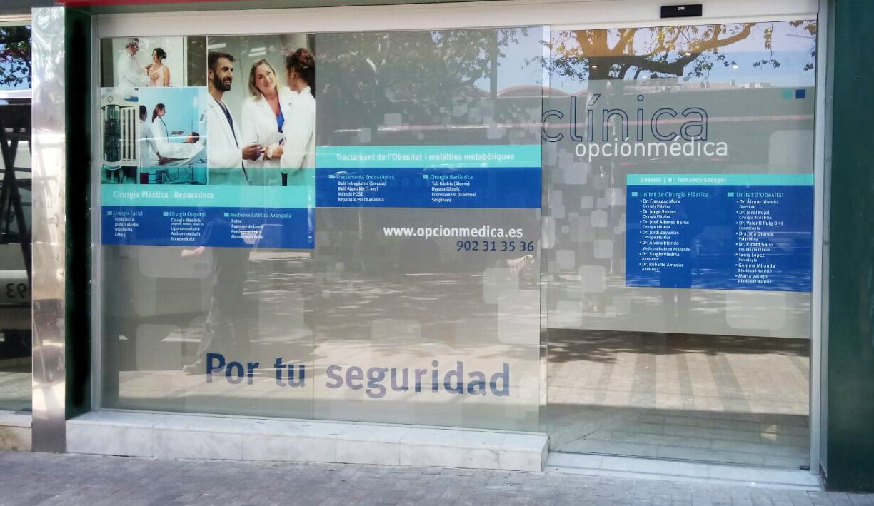 rotulacion fachada clinica terrassa copia - Branding y comunicación para clínicas de cirugía plástica y obesidad